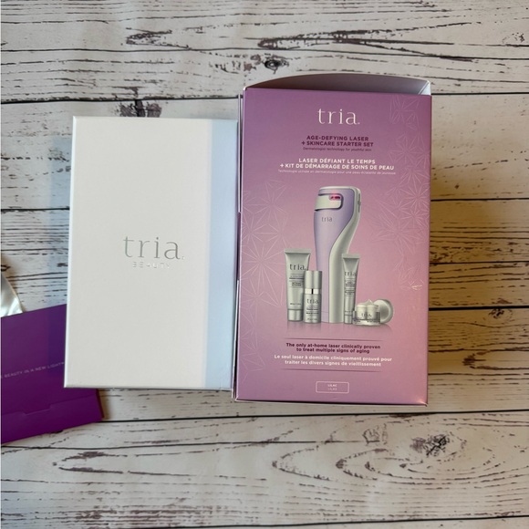 EUC Tria Age-Defying Laser,  Packaging & Accessories - No Skincare Starter Set - Picture 16 of 17